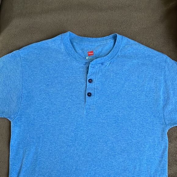 Hanes Short Sleeve Shirt. Medium - Picture 4 of 7